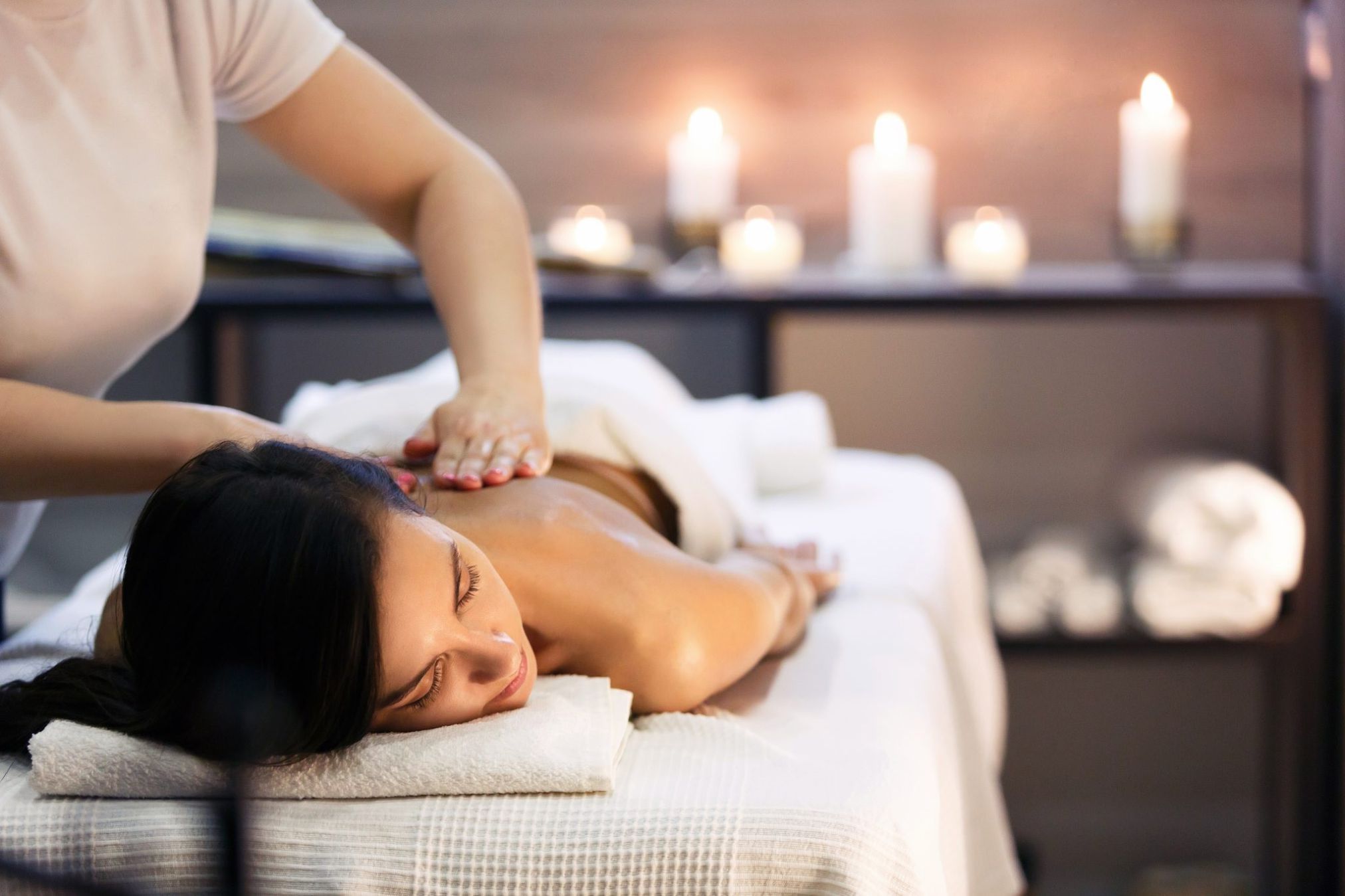 Động tác massage nhẹ nhàng có thể giảm căng thẳng trong cơ bắp Động tác massage nhẹ nhàng có thể giảm căng thẳng trong cơ bắp